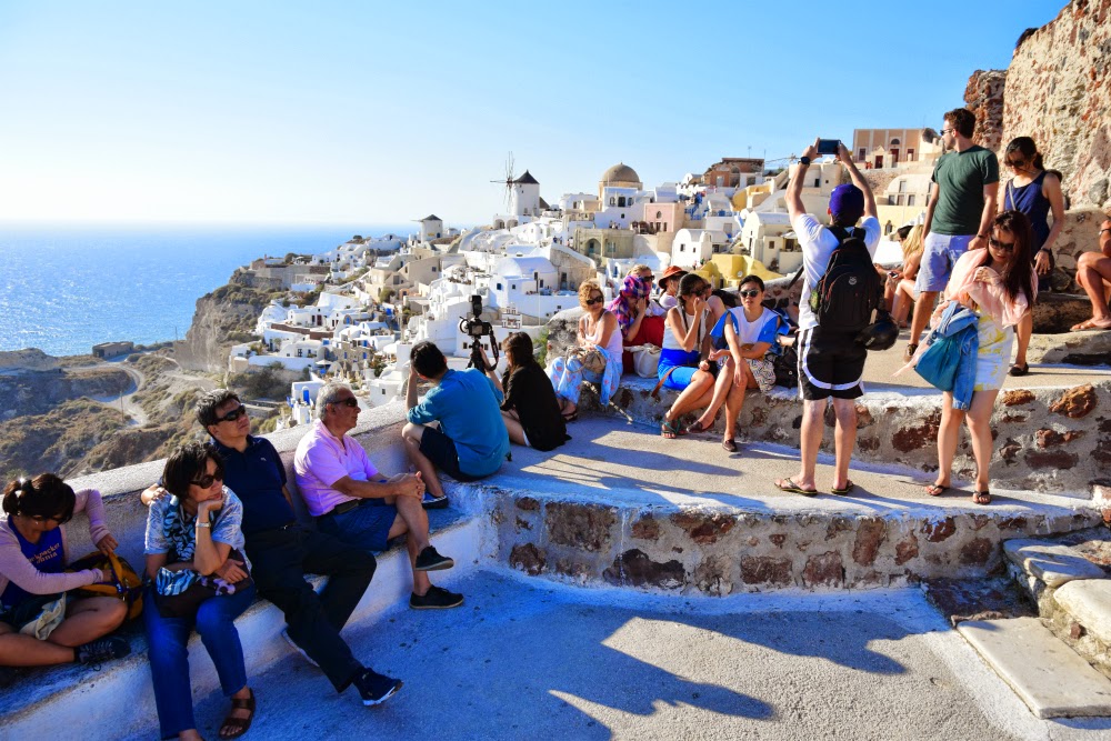 Человек живущий в греции. Греция Миконос Санторини туризм. Миконос туристы. Миконос Энтони куин. Санторини и туристы Греция.